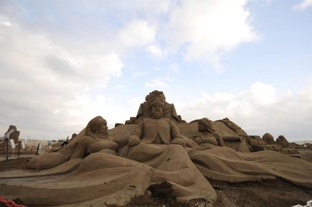 <p>Antalya'da bu yıl 8'incisi "İmparatorluklar-2" temasıyla düzenlenen ve kasım ayında yıkım şenliğiyle sona ermesi planlanan Uluslararası Antalya Kum Heykel Festivali, yoğun ilgi nedeniyle sezonu uzatarak "en uzun süreli kum heykel festivali" oldu.</p>

