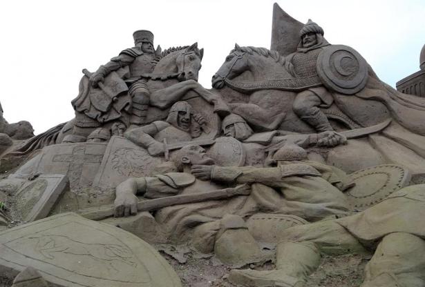 <p>7 bin metrekarelik alanda düzenlenen festivalde heykeller 10 bin ton kum kullanılarak yapıldı.</p>
