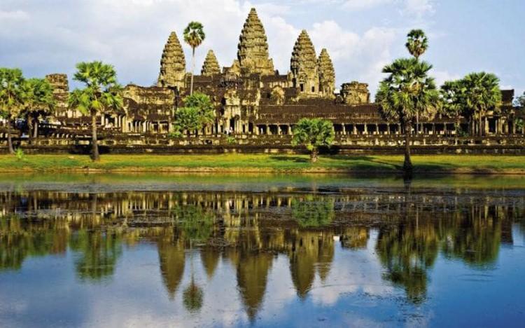 <p><strong>Angkor Wat, Kamboçya</strong></p>
<p>Kamboçya’nın <strong>Siem Reap şehrinde </strong>yer alan gizemli tapınak Angkor Wat’ın yapımı 8. yüzyıla dayanıyor. </p>