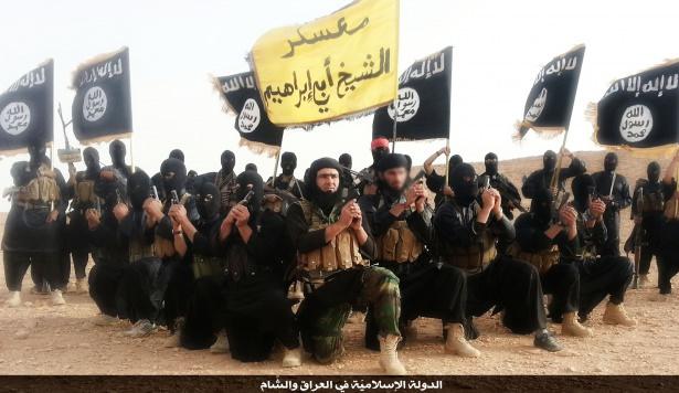 <p><strong>İlk liderleri kimlerdi?</strong><br />
2006’da yayınlanan bir videoda Zerkavi, “Mücahitler Şurası Konseyi”ni kurduklarını açıkladı. Irak’taki Zerkavi 7 Haziran 2006’da ABD güçlerince düzenlenen bir operasyonda öldürüldü. Yerine Ebu Hamza el Muhacir geçti. 2006 yılının sonlarında El Kaide’ye yakın Ebu Ömer el Bağdadi ise liderliğini yaptığı “Irak İslam Devleti”ni kurduklarını açıkladı.</p>