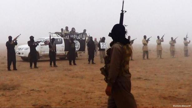 <p><strong>Nusra Cephesi ile ilişkisi var mı?</strong><br />
2011 yılının sonlarında Muhammed Colani liderliğindeki Nusra Cephesi, El Kaide’nin Suriye kolu olarak kuruldu. 9 Nisan 2013’te Ebu Bekir Bağdadi’ye ait bir ses kaydında Nusra Cephesi’nin Irak İslam Devleti’nin müttefiki olduğu belirtildi. Aynı yıl Bağdadi, Nusra Cephesi ile Irak İslam Devleti’nin “Irak-Şam İslam Devleti” adı altında bir araya geldiğini açıkladı.</p>