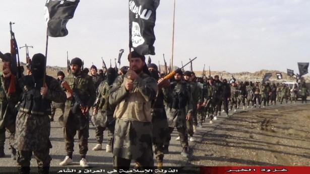 <p><strong>IŞİD-Nusra ayrışması nasıl başladı?</strong></p>
<p>Kısa bir süre sonra Ebu Muhammed Colani’ye ait bir ses kaydı yayınlandı. Ses kaydında Colani, Irak İslam Devleti ile yakın ilişki fikrine sıcak baktığını söyledi, ancak iki örgütü bir isim altında bir araya getirme fikrini reddetti. Colani ses kaydında El Kaide lideri Eymen Zevahiri’ye bağlılığını ilan etti.</p>
<p> </p>