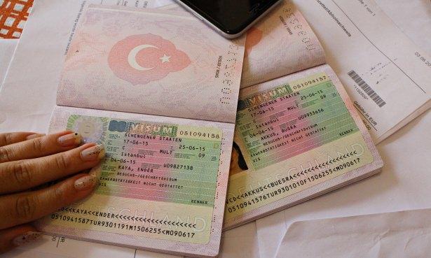 <p>Vatandaşlar yeni pasaport için başvuru yapacak. Yeni pasaportlarda parmak izi ve bazı kişisel veriler olacak. Eski pasaportlardaki geçerlilik süresi çipli pasaporta eklenecek. Sadece 87,5 TL defter bedeli ödenecek.</p>