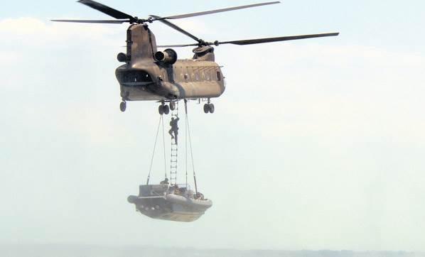 <p>Kara Kuvvetleri Komutanlığı ve Özel Kuvvetler Komutanlığı’nın ağır nakliye helikopteri ihtiyacını karşılamak için 2006 yılında Boeing firmasına siparişi verilen Chinook helikopterlerinden TSK envanterine girecek ilkinin görüntüsü ortaya çıktı.</p>
