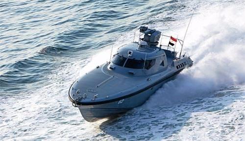 <p>Su üzerinde ulaştığı 120 km/saat (70 knot) hızla 'dünyanın en hızlısı' olarak gösterilen 'Kaan' sınıfı hücumbot, yakın geleceğin deniz savaşlarında bilinen tüm kuralları altüst edeceğe benziyor.<br />
Gemi teknolojisinde sınırları zorlayan milli şirket Yonca Onuk, 'MRTP 44' adı verilen 47 metrelik yüksek hızlı hücumbota 110 metrelik askeri gemilerin silah sistemlerini sığdıracak.<br />
Jet hücumbot, menzili 8 km'den 16'ya çıkarıldığı söylenen ve dünyada 'delemeyeceği zırh bulunmayan' ROKETSAN üretimi tanksavar füzesi Mızrak-U'lardan en az 4'er tane taşıyacak.</p>
