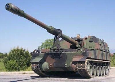 <p>Fırtına'nın ASELSAN tarafından geliştirilen özgün atış kontrol sisteminin en önemli özelliği, 8-25 kilometre arası mesafelere yapılan atışlarda farklı namlu açılarından ardarda atılan üç merminin, hedefe aynı anda ulaşması ile üç obüsün atış gücünü tek başına karşılayabilmesidir.</p>