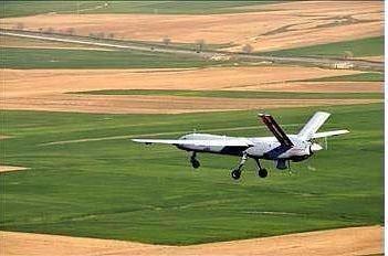 <p><strong>ANKA İNSANSIZ HAVA ARACI</strong><br />
<br />
Adını efsanevi masal kuşu Zümrüd-ü Anka kuşundan alan insansız hava aracı Türk havacılık şirleti TAI (Turkish Aerospace Industries) tarafından üretildi.<br />
Test uçuşundan da başarıyla çıkan Anka, 17,3 metre kanat açıklığı, 8 metre boy ve bin 600 kilo kalkış ağırlığıyla kendi sınıfının en üst kapasiteli uçakları arasında yer alıyor.</p>