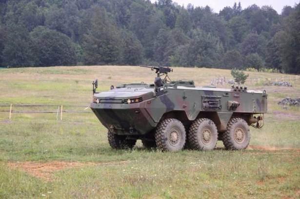 <p><strong>ARMA ZIRHLI MUHARABE ARACI</strong><br />
<br />
Otokar'ın ürettiği Arma 8x8 isimli zırhlı muharebe aracı karanlıkta, siste, dumanda hiçbir ışık yakmadan termal kamera ile yolu ve etrafı görme ve ilerleme imkanı sağlayacak.<br />
Aracın Amfibi kit sayesinde hiçbir ön hazırlık yapmadan suda yüzebilmesi ve suda saatte 8 kilometre hız yapabilecek.<br />
Sürücü ve komutan dahil 12 personel ve 24 ton azami yük taşıyabilen araç, 450 beygir gücünde motora ve 7 ileri 1 geri vitese sahip bulunuyor. Araç, 1 depo yakıtla 750 kilometre yol alabilecek.</p>