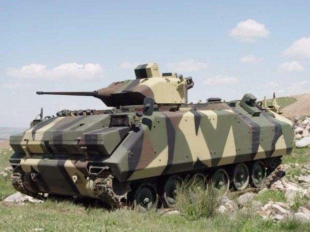<p><strong>PARS ZIRHLI MUHAREBE ARACI</strong></p>
<p>Pars 8x8 ismi verilen yeni nesil tekerlekli zırhlı aracın Pars 6x6 modeli de üretildi.<br />
Aracın motoru ön yerine ortaya yerleştirilerek yük dağılımı konusunda büyük avantaj sağlandı.<br />
Ön ve arkasında kameraların yer aldığı aracın görüş açısı benzer araçlara göre oldukça geniş tutuldu.</p>