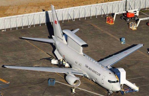 <p><strong>Boeing 737 AEW&C</strong><br />
<br />
Boeing firması tarafından üretilen Boeing 737 AEW&C uçağı, elektronik taramalı, dost-düşman ayrımı yapabilen radar içeren havadan ihbar ve kontrol uçağından, Barış Kartalı projesi kapsamında 3 adet envantere girdi.</p>