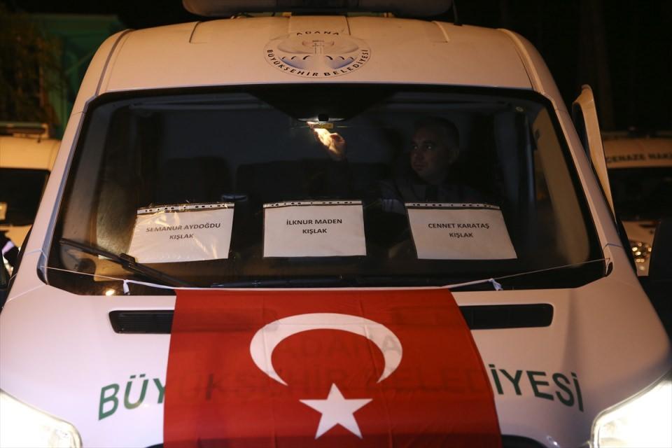 <p>Cenazeler, Asri Mezarlık morgundan alınarak üzerilerinde hayatını kaybeden isimlerinin yazılı olduğu kağıtlar ve Türk bayrakları asılan cenaze araçlarına konuldu.</p>