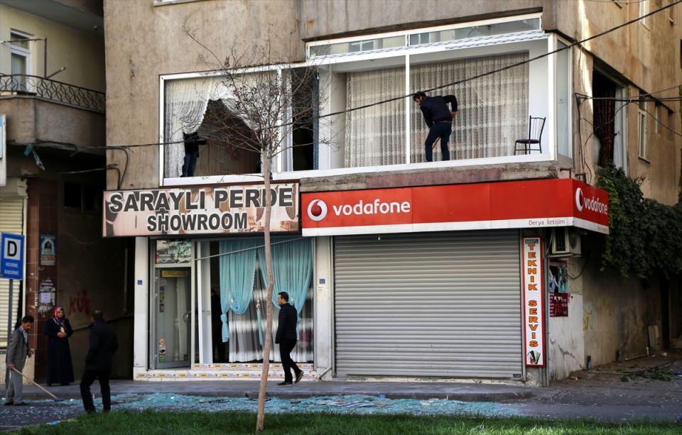 <p>Esnaf Ayetullah Tekin, AA muhabirine yaptığı açıklamada, işçisinin kendisini telefonla aradığını ve patlamadan dolayı dükkanın zarar gördüğünü söylediğini belirtti.</p>
<p> </p>