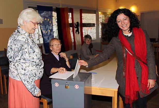 <p>ALMAN SOSYAL DEMOKRAT PARTİ VEKİLİ CANSEL KIZILTEPE</p>

<p>Berlin’de 1975 yılında doğan Kızıltepe lise eğitiminden sonra Berlin Teknik Üniversitesi’de iktisat eğitimi gördü. Alman Sendikalar Birliği ve Ekonomi Araştırma Enstitüsü’nde ve Berlin Meslek Akademi’de eğitmen olarak çalışan Kızıltepe, Sosyal Demokrat Parti’ye 2005 yılında üye oldu ve parti içinde çeşitli alanlarda faaliyet gösterdi. SPD Milletvekili Ottmar Schreiner’in meclis bürosunda yönetici olarak çalışan Kızıltepe SPD Kreuzberg ilçe listesinden 5. sıradan milletvekili seçildi.</p>
