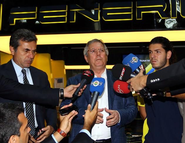 <p>Başkan Aziz Yıldırım hocasına sahip çıktı ve Brezilyalı yıldızla sözleşmeyi karşılıklı feshetti. Ancak hem saha sonuçları hem de Alex'le yolların ayrılması her puan kaybı sonrası, taraftarın oklarını Kocaman ve yönetime yöneltmesine neden oldu.</p>