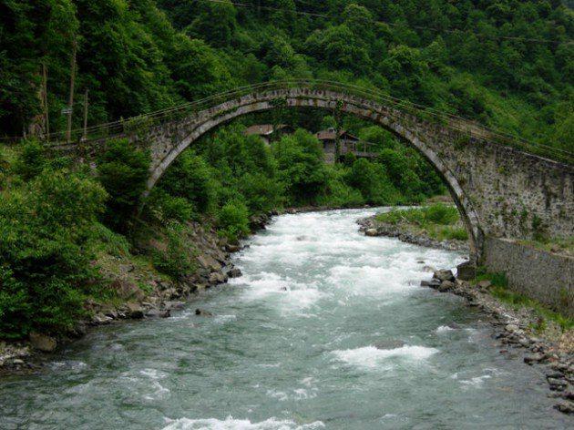 <p>TRABZON</p>
<p> </p>
<p>552 bin seçmeni bulunan Trabzon'da 600 denek üzerinde yapılan kamuoyu araştırmasında AK Parti deneklerden yüzde 47 oranında oy alırken, CHP yüzde 40, MHP ise yüzde 6 oy aldı. Van'da ise AK Parti ve BDP yarıştı.</p>