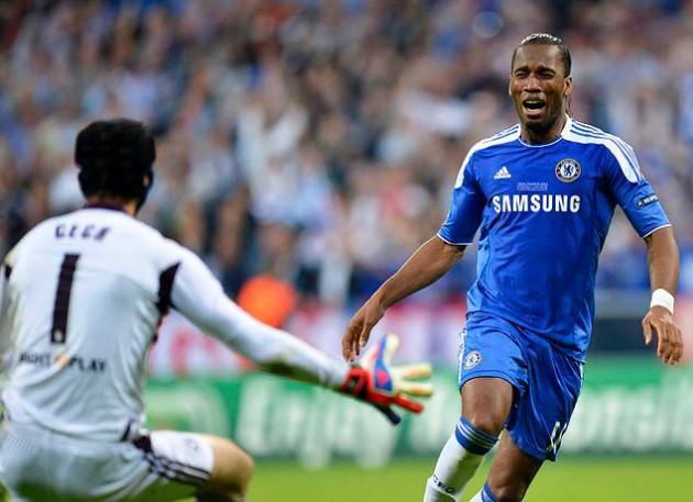 Bayern Münih ile oynanan finalin son dakikalarında maçı uzatmalara götüren golü atan Drogba, takımına kupayı getiren penaltı vuruşunu da gole çeviriyordu.