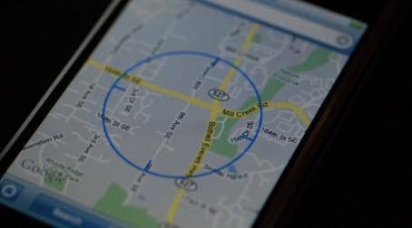 Google ile arası pek de iyi olmayan ve birçok alanda rekabetini sürdüren Apple, kendi uygulamalarını öne çıkarmak adına YouTube ve Google Maps'i mobil cihazlarından kaldırdı. Google Maps yerine ise Apple'ın kendi harita uygulaması geldi. Ancak bir kısım uzmanlar, Google Maps'e kıyasla Apple'ın kendi harita uygulamasının vasat bir durumda olduğuna dikkat çekiyor. Kullanıcılar, Google Maps'te rahatlıkla bulduğu şehir veya bölgeleri Apple'ın yeni harita uygulaması altında bulamıyor. Apple, harita uygulaması için TomTom başta olmak üzere Waze ve Yelp servislerinden yararlanıyor. Kısacası Google Maps ve YouTube artık yok. Peki iOS 6 ile birlikte başka neler değişti?