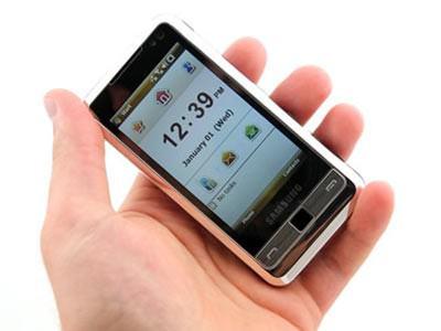 <p>Cep telefonları gerek normal modda, gerekse konuşurken şebeke ile bilgi alış-verişi yapar. Bu alışveriş esnasında düşük veya yüksek düzeyde bir enerji yayılımı söz konusudur. Özellikle arama yaparken, aranan numara ile irtibat kurmak için yüksek seviyede enerji yayar. Dolayısıyla arama yaparken yada gelen aramalarda, telefonu kulağımıza dayayıp açılmasını beklemekten ziyade, karşı taraf telefonu açtıktan sonra telefonu kulağımıza götürmeliyiz. Kulağımıza götürdüğümüz anda da, yüzümüz ile telefon arasına, ya parmağımızı koymalı yada cep telefonunu çapraz bir biçimde tutarak konuşmalıyız. Hatta mümkünse mikrofondan uzaktan konuşma özelliği kullanılarak konuşulmalıdır. Bu şekilde kulak çınlaması, kulak ısınması ve işitmede geçici aksaklıklar gibi rahatsızlıklar önlenmiş olur.</p>
