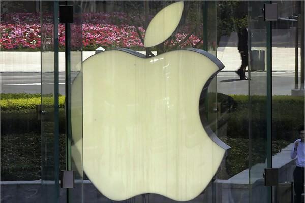 Dünyanın en büyük teknoloji şirketlerinden biri olan Apple 185 milyon dolarlık marka değeriyle listede ilk sırada yer alıyor. Geçen yılki sıralamada da yine birinci sıradaydı.