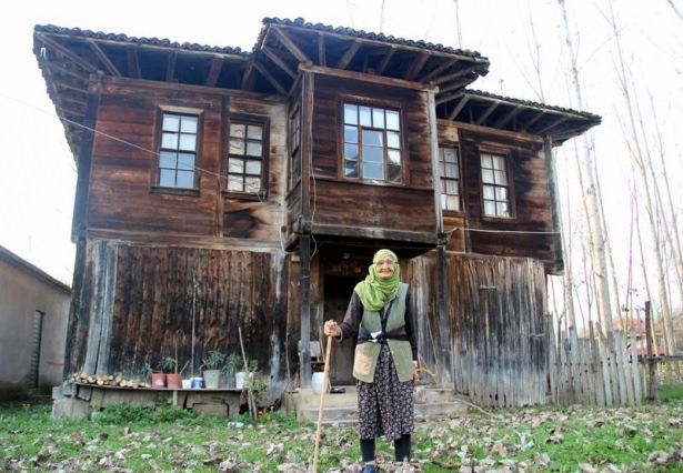 <p>Samsun’da yaşayan 110 yaşındaki Refiye nine, yıllara meydan okuyor.</p>