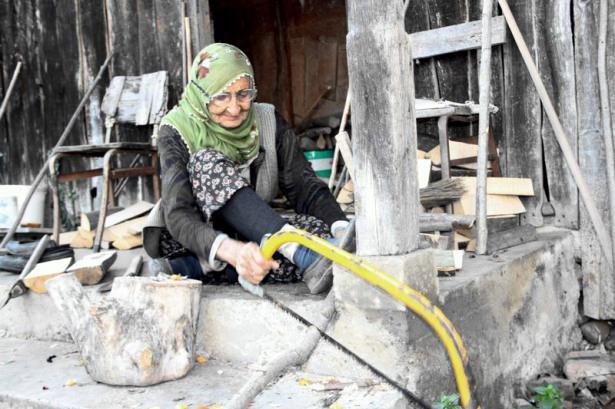 <p>Çarşamba ilçesine bağlı Bayramlı Mahahlesi’nde tek başına yaşayan 1904 doğumlu Refiye Dursun, hem ilerleyen yaşının getirdiği zorluklar hem hayat şartları hem de yalnızlıkla mücadele ediyor. </p>