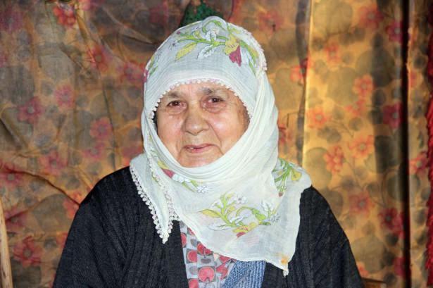 <p>Yakacak odunlarını bile evinin önünde kendi kesen 110 yaşındaki Refiye nineye zaman zaman komşuları yardımcı oluyor.</p>