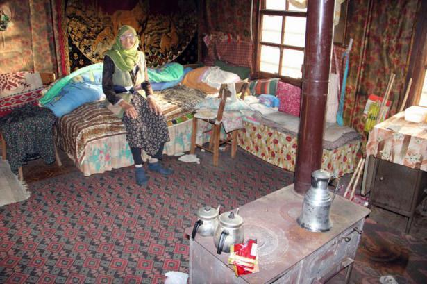 <p>20 yıl önce eşini kaybeden ve çocuğu bulunmayan yaşlı kadın, ilerlemiş yaşına rağmen hayata sımsıkı sarılarak asırlık bir çınar ağacı gibi ayakta duruyor.</p>