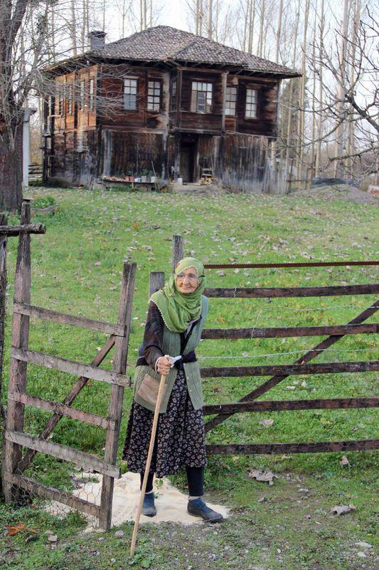 <p>Komşularının bazı temel ihtiyaçlarını giderdiği Refiye nine, 110 yaşını bir ay geçtiğini, devletten evde bakım hizmeti almak istediğini söyledi.</p>