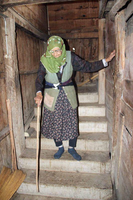 <p>Refiye ninenin komşusu 70 yaşındaki Mehmet Karahan, “110 yaşındaki ninemizin komşusu olarak biz elimizden gelen yardımı kendisine yapmaya çalışıyoruz. 20 senedir biz ilgileniyoruz” dedi.</p>