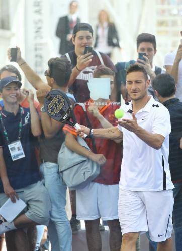 <p>Galatasaray Teknik Direktörü Roberto Mancini ve Roma takımının kaptanı Frencesco Totti, Uluslararası BNL İtalya Tenis Turnuvası kapsamında gösteri maçı yaptı.</p>