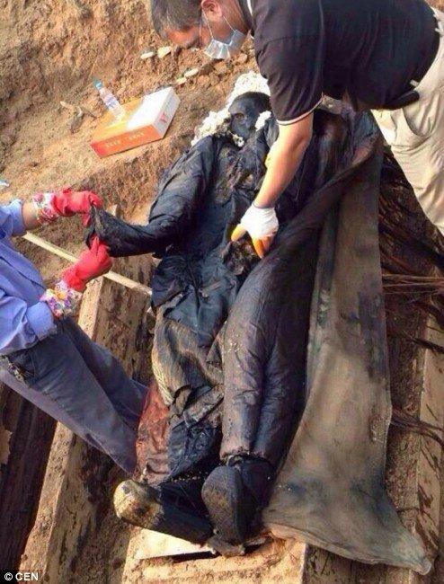 <p>300 yıl boyunca korunan mumyanın Qing Hanedanlığı (M.S 1644-M.S 1912) d&ouml;neminde yaşamış olabileceği belirtildi.</p>