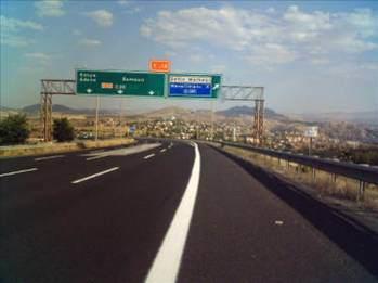 Devamlı olarak şerit değiştirmek ve zikzaklı taşıt kullanmak trafik akışını aksattığı gibi, kat edilecek mesafe ve zamanı uzatmış olduğu için gereksiz yere yakıt da sarf ediliyor.