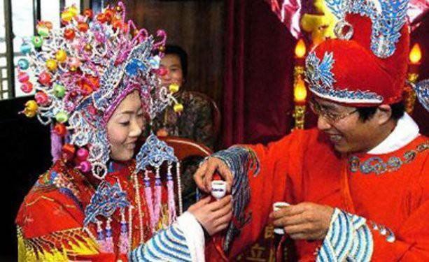 <p>Çin`de de damadın ailesi astroloji uzmanına başvurarak evlenmeyi düşünen çift hakkında yorum istiyor. Eğer astroloji uzmanının hazırladığı horoskopu damadın ailesi uygun bulursa, çocuklarının doğum saatini ve tarihini kızın ailesine göndererek aynı işlemi onların da yapmasını istiyor.</p>