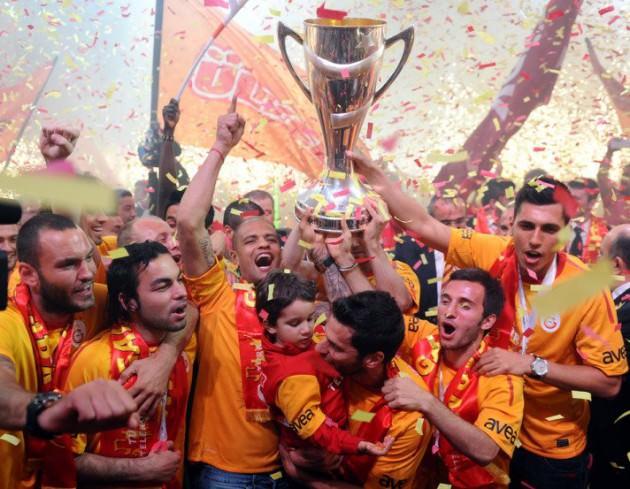 <p>- En çok şampiyon olan takım: Galatasaray (19)</p>