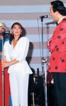 <p>1983 yılında Türkiye Güzeli seçilen Hülya Avşar’ın daha önce evlenip boşandığı için tacı elinden alındı. Bir anda herkesin merak ettiği birisi haline gelen Avşar, İzmir Fuarı’na gitti ve Uğur Böcekleri ile birlikte sunuculuk yaptı (1983).</p>