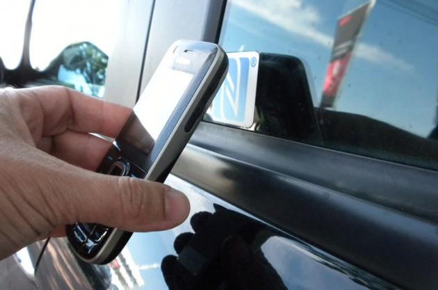 <p>Aracınızı parkettikten sonra temassız terminallere cep telefonunuzu yaklaştırarak ödemelerinizi NFC ile yapabileceksiniz. Otomatlardan istediğiniz ürünü seçtikten sonra ödemenizi cep telefonunuzu yaklaştırarak yapabilirsiniz.</p>