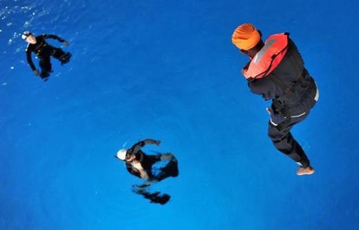<p>Kursiyerlere, teorik eğitimin ardından, profesyonel dalgıçlar nezaretinde can yeleği kullanımı, tehlikeli bir durumda suya atlama şekilleri, suda yapılması gerekenler ile yaralananlara suda nasıl müdahale edileceğine ilişkin teknikler öğretildi.</p>