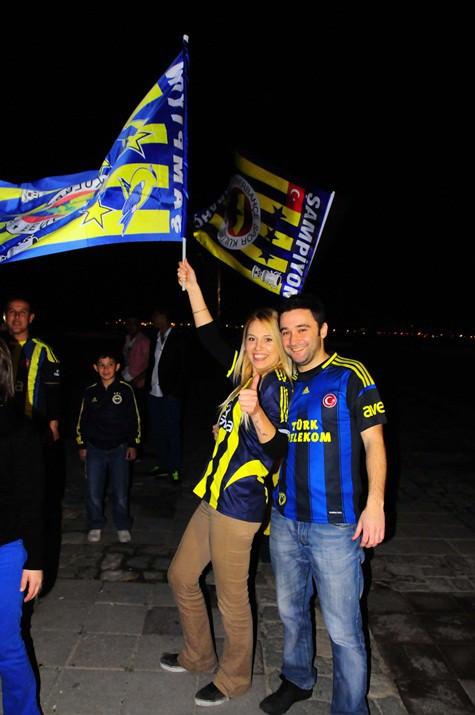 <p><span>Fenerbahçe'nin Lazio maçı sonrası UEFA </span><span>Avrupa</span><span> Ligi'nde yarı finale yükselmesinin ardından, sarı lacivertli taraftarlar Bağdat Caddesi'ni panayır yerine çevirdi. Taraftarlar tezahüratlarla zaferi kutlarlarken, bazı araç sürücüleri araçlarının içinden bayrak sallayıp tezahüratlara katıldı.</span></p>