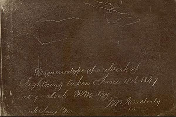 <p>İlk şimşek fotoğrafı Bir fotoğrafçıda çalışan Thomas Easterly, 1847 yılında ilk kez bir doğa olayını görüntüledi. Kaynak: Dünyanın ilk fotoğraf çekimleri fotoğraf tarihi fotoğraf belgeseli</p>