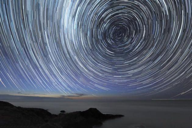 Fotoğrafçı Alex Cherney, Avustralya'nın güneyinde, sıradan bir dijital fotoğraf makinesi kullanarak insanlar tarafından görülen gökyüzünü daha fazla ışık sağlayan uzun pozlama kullanarak çekti. Gökyüzünün ışığı dışında başka ışık olmayan bölgede 30 saniyelik pozlamalar yaparak bu görüntüleri yakaladı.