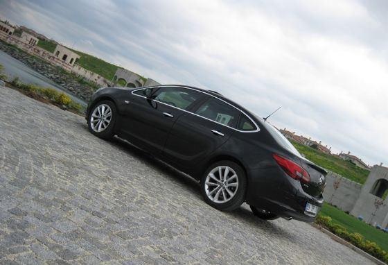 <p>İşin açıkçası 1.3 litrelik bir motor tercihi performanstan ziyade tasarruf amaçlı bir kullanım için ideal olduğu düşünülürse yeni Astra için başarılı olmuş. Özellikle kalkışlarda ağır kalan otomobil yakıt açısından gayet makul.</p>