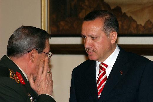 'BAŞBAKAN 'BU MUHTIRA DEĞİLDİR' DİYORSA BU SESE KULAK VERMEK LAZIM' - Başbakan Erdoğan'ın, 27 Nisan bildirisinin muhtıra olmadığı yönünde beyanları var. Eğer Hükûmetin başındaki bir kimse, bir Başbakan 'Bu muhtıra değildir' diyorsa, bu sese kulak vermek lazım. Çünkü muhtıra olup olmadığını en yakından anlayacak olan bizatihi Başbakan'ın kendisidir. Bu diyor ki: Bu muhtıra değildir, silahlı kuvvetlerin görüşlerini dile getiren bir bilgilendirme, bildiridir. Dolayısıyla, bu konunun artık Türkiye'nin gündeminden düşmesini, bu memlekete iyi veya kötü yarım asırdan fazla hizmet yapmış bir kişi olarak arzu ediyorum ama görüyorum ki Türkiye'de şehir efsaneleri üretilen bir yapı var. Hemen bir efsaneye dönüştürülüyor, dedikodular efsanelere dönüşüyor, dedikodular sanki gerçekmiş gibi konuşulmaya başlıyor. Bunlardan da insan olarak da, emekli bir asker olarak da rahatsız olmamam tabii ki mümkün değil. 