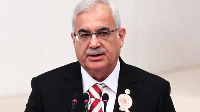 <p><strong>23- İLHAN İŞBİLEN</strong><br />
<br />
24. Dönem İzmir Ak Parti Milletvekiliydi. 17-25 Aralık darbe girişimlerinin ardından partiden istifa etti. Samanyolu TV ve Zaman Gazetesi'nde Genel Müdür olarak görev yapmıştı. </p>
