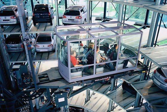 <p>Almanya'nın önemli otomobil üretim merkezlerinden biri olan Wolfsburg'da yer alan Autostadt, ziyaretçileri için oldukça dikkat çekici özelliklere sahip.</p>