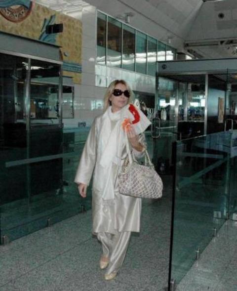 SEDA SAYAN Şarkıcı Onur Şan ile olan evliliğini tek celsede sonlandıran Seda Sayan, boşanmanın ardından Umre'ye gitti. Atatürk Havalimanı’nda gazetecilerin sorularını yanıtsız bırakan Seda Sayan'ın Umre ziyaretinin bir hafta süreceği belirtildi. Üzerinde krem rengi pantolon ve uzun bir ceketten oluşan bir kıyafetle havalimanı'na gelen Seda Sayan Umre'ye, sosyetenin ‘Hanımağa’ lakaplı ismi Nadire İçkale’nin düzenlediği tura katıldı.