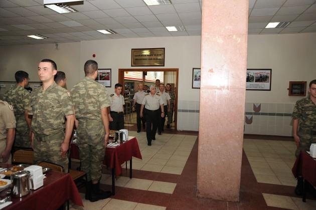 <p>Genelkurmay Başkanı Orgeneral Necdet Özel'den bir ilk daha... Özel, Genelkurmay Destek Kıtaları Grup Komutanlığında erbaş ve erlerin iftarına katıldı.</p>
