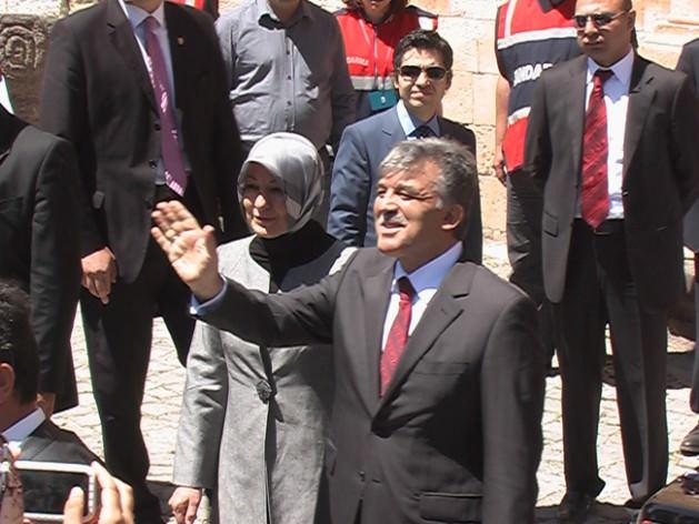 Cumhurbaşkanımızın geziden keyif aldığını, mutlu ayrıldığını, Ahmedi Hani'ye ve İshak Paşa Sarayı'na büyük değer verdiğini gözlemlemiş olduk. Bu da İshak Paşa Sarayı'nın tanıtımı noktasında ciddi bir kazançtır.'' Tarihi saraya yazı yazılmasını önlemek için birtakım tedbirler alacaklarına değinen Bulut, bundan sonra saraya kuracakları güvenlik kameralarıyla, bu olumsuzluğun önüne geçmeyi hedeflediklerini ifade etti.