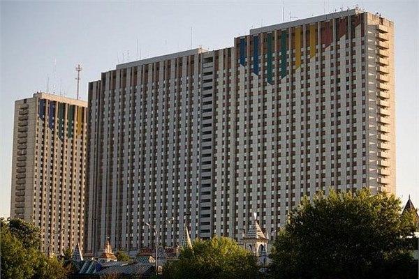 <p>1- Izmailovo Hotel</p>
<p>Rusya'da yer alan oteldeki oda sayısı 7500. New York'taki taksicilerin tamamı bu otele sığabilir.</p>