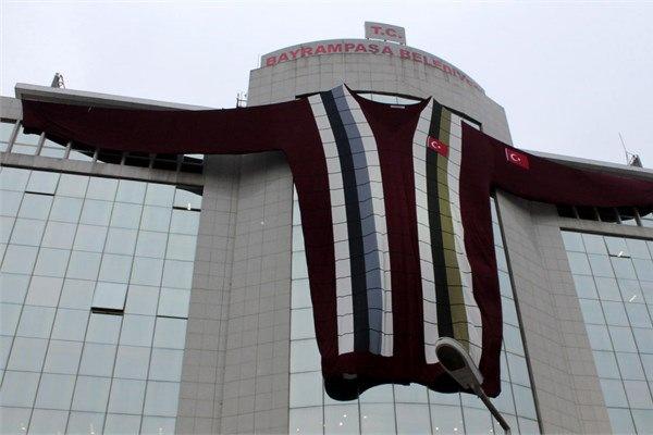 <p id="summary">Bayrampaşa Belediyesi tarafından hayata geçirilen ve Guinness Rekorlar Kitabı'na giren 45 metre genişliğinde, 18 metre enindeki kazak, 45 kişi tarafından 30 günde tamamlandı</p>