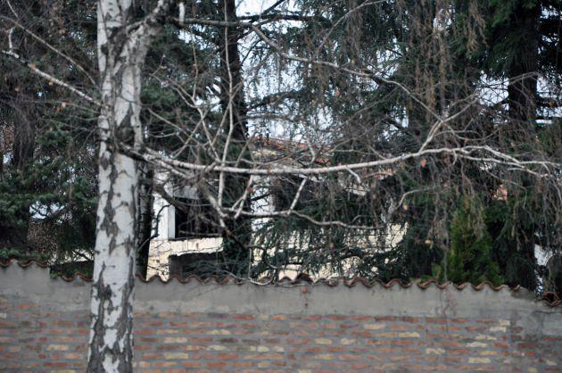 <p>Müze'nin hemen yanında yer alan ve NATO tarafından bombalanan bu malikane ise Tito'nun evi. Tito son yıllarını bu binada geçirmiş. Yüksek duvarlarla çevrili ve güvenlik kameraları ile donatılı bu eve girmek yasak. Bizde görebildiğimiz kadarıyla ağaçların arasından fotoğraflıyoruz Tito'nun son yıllarını geçirdiği evi...</p>
